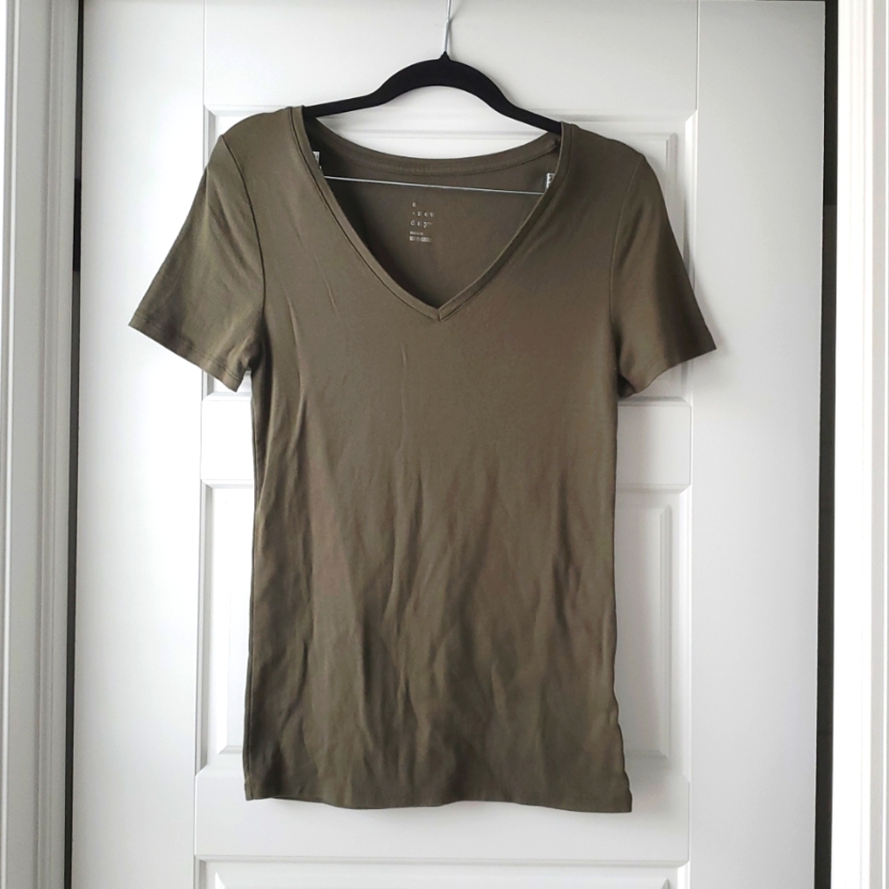 a new day - Olive Green V-neck Tee (M)